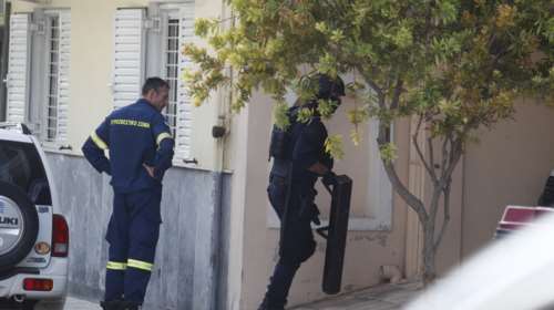 Καμίνια: Αστυνομικός έκλεψε και χτύπησε την πρώην σύντροφό του - Πήδηξε από το μπαλκόνι για να το σκάσει