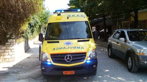 Τροχαίο στην Αχαρνών: Αυτοκίνητο συγκρούστηκε με μηχανή - Δύο τραυματίες
