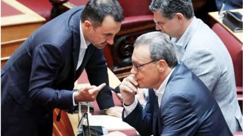 Επικοινωνία Φάμελλου-Χαρίτση με φόντο την κατάθεση πρότασης μομφής για το &quot;έγκλημα των Τεμπών&quot;