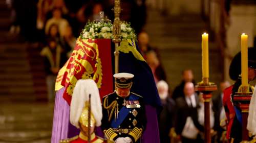 Ελισάβετ:  Τι ελπίζουν οι οπαδοί της κατάργησης της μοναρχίας -  Ανοδος της δημοτικότητας του Καρόλου - Εκλαψε το 44% των Βρετανών