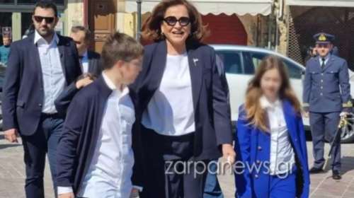 25η Μαρτίου: Η γιαγιά Ντόρα Μπακογιάννη με τα εγγόνια της στη Μητρόπολη Χανίων [Εικόνες]