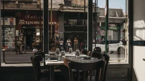 Λένε πως αυτή είναι μία από τις πιο τίμιες, νέες ταβέρνες της Αθήνας