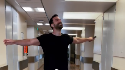 Ξετρελαμένος ο Σάκης Τανιμανίδης: Χορεύει για τις κόρες του στο μαιευτήριο [Βίντεο]