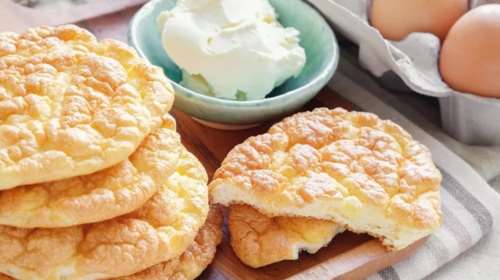 Φανταστικά απλή συνταγή για cloud bread: Το viral ψωμί χωρίς αλεύρι και γλουτένη με 3 μόλις υλικά