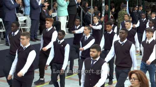 Ξεχωριστές στιγμές στη Λαμία: Ελληνόπουλα μαζί με παιδιά από Ζάμπια και Μοζαμβίκη στην παρέλαση της 25ης Μαρτίου