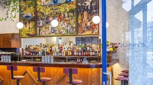 Όλοι πάνε για ποτό στο πλάι της Μιχαλακοπούλου: Γιατί το Quinn's έχει τέτοιο σουξέ