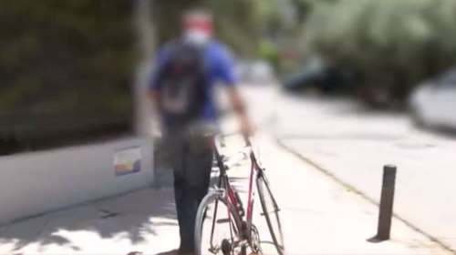 Επιμένει να μην φοράει μάσκα καθηγητής-αρνητής στην Γλυφάδα – Στέλνει sms στους μαθητές