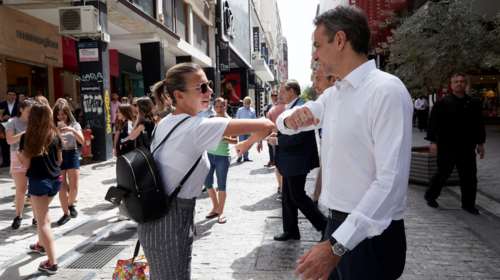 Περιοδεία Μητσοτάκη στον πεζόδρομο της Ερμού: Χαμόγελα, σέλφι και συζήτηση με καταστηματάρχες [εικόνες]