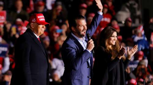 Προκλητικός ο Ντόναλντ Τραμπ Jr: Ανέβασε βίντεο με τον πατέρα του να χτυπά τον Μπάιντεν [Βίντεο]