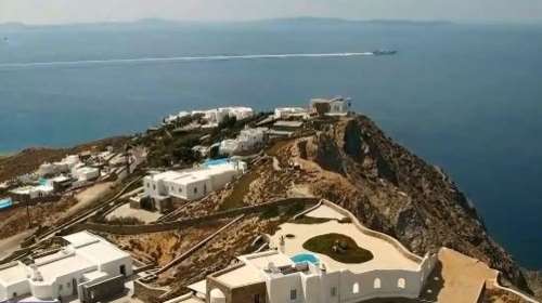 Μύκονος: Απίστευτη καταγγελία για γυναίκα αστυνομικό με αυθαίρετη βίλα 500 τ.μ, πισίνες και καταπληκτική θέα