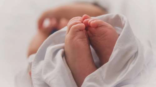 Χανιά: Κλείδωσε γυναίκα και νεογέννητα έξω από το σπίτι γιατί εκείνη δεν ήθελε να δώσει σε ένα το όνομα της μάνας του