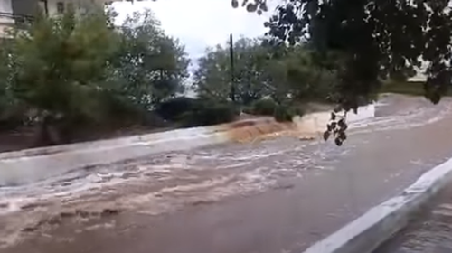 Δραματικές ώρες στην Εύβοια: Φούσκωσε ποτάμι στα Νέα Στύρα - Δεκάδες σπίτια έχουν πλημμυρίσει [Βίντεο]