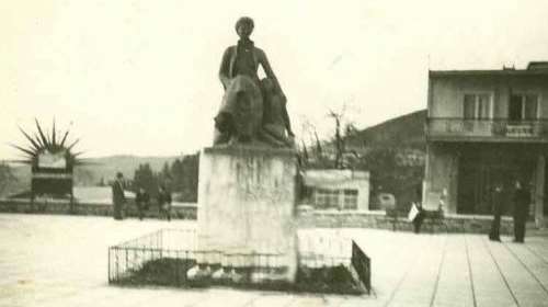 Απίθανο: Ο δήμαρχος Κόνιτσας θέλει να ξανατοποθετήσει το άγαλμα της Φρειδερίκης - Έντονες αντιδράσεις