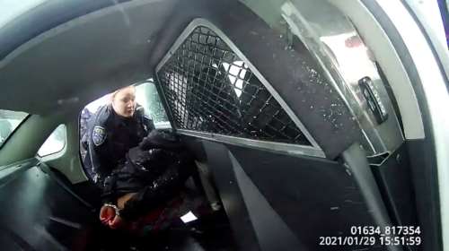 ΗΠΑ: Σε διαθεσιμότητα αστυνομικοί που πέρασαν χειροπέδες σε εννιάχρονο κορίτσι [εικόνες και βίντεο]