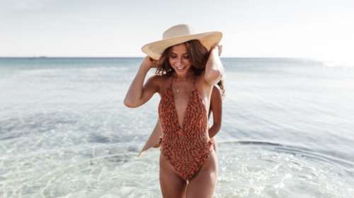 Τα πιο κομψά μπικίνι και ολόσωμα μαγιό που μπορείς να αποκτήσεις με έκπτωση από την Oysho