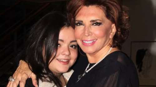 Μιμή &amp; Μαριτίνα Ντενίση: Ψήφισαν μαζί - Με ψηλόμεσο τζιν και crop top η κόρη της πρωταγωνίστριας