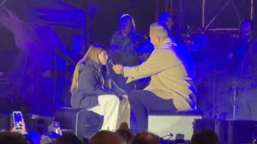 Ο Ρέμος ανέβασε την κόρη του στη σκηνή: Η ερώτηση που του έκανε, το κομμάτι που της αφιέρωσε [βίντεο]