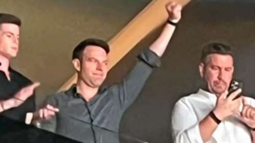 Ο Κασσελάκης υπερασπίζεται την παρουσία του στα μπουζούκια: Τι τρέχει αν ραίνουν με λουλούδια τον πρόεδρο;