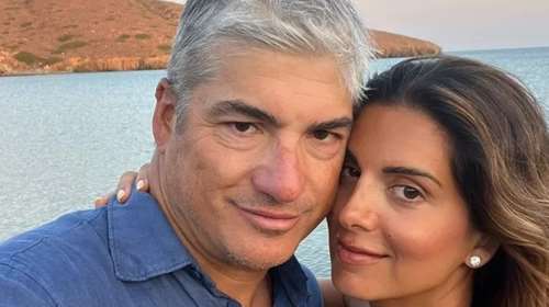 Η Σταματίνα Τσιμτσιλή φωτογραφίζει τον Θέμη Σοφό με τα παιδιά τους στη βόλτα τους στο μουσείο