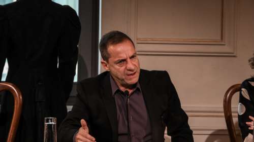 Ο ηθοποιός Σπύρος Θεοδόσης αποκαλύπτει: Ο Δημήτρης Λιγνάδης έμενε δίπλα μου όταν τον μαχαίρωσαν