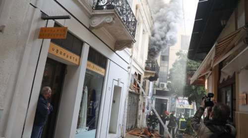 Φωτιά σε κτίριο στην Ερμού - Επιχειρούν οι πυροσβέστες