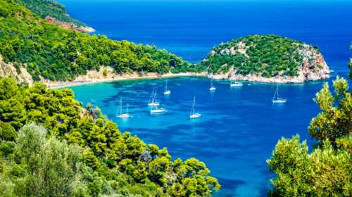 Σκόπελος: Στους τουριστικούς προορισμούς που ταυτίστηκαν με κινηματογραφικές επιτυχίες