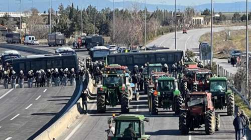 Ανάβουν τα αίματα στη Λάρισα: &quot;Μπλόκο&quot; των ΜΑΤ στους αγρότες στον κόμβο της Νίκαιας [Βίντεο -Εικόνες]