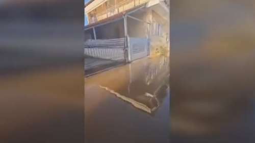 Η συγκλονιστική στιγμή που άντρας φτάνει στο πλημμυρισμένο σπίτι του: &quot;Μάνα...  - Πού είσαι βρε αγόρι μου!&quot; [Βίντεο]