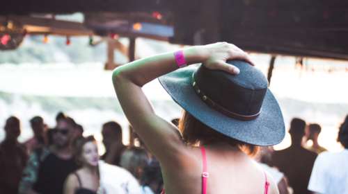 Χαλκιδική: Λουκέτο σε παράνομο beach bar - Ανοιξε ξανά μέσα σε λίγες ώρες - Χειροπέδες στην ιδιοκτήτρια και τον γιο της