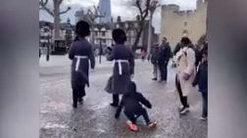 &quot;Κάνε στην άκρη!&quot;: Μέλος της Βασιλικής Φρουράς της Ελισάβετ ποδοπάτησε παιδί που μπήκε μπροστά του [Βίντεο]