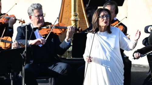 Νάνα Μούσχουρη: &quot;Δεν είμαι άρρωστη - Δεν είπα ότι θέλω να σταματήσω το τραγούδι&quot;