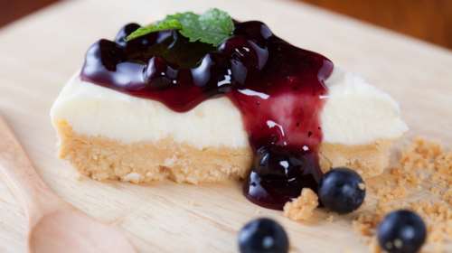 Γιαουρτογλυκό στο ταψί με μπισκότα πτι-μπερ: Η απλή συνταγή για εύκολο γλυκό