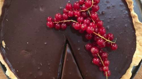 Λαχταριστή και δροσερή τάρτα σοκολάτας-καραμέλας, με 4 υλικά