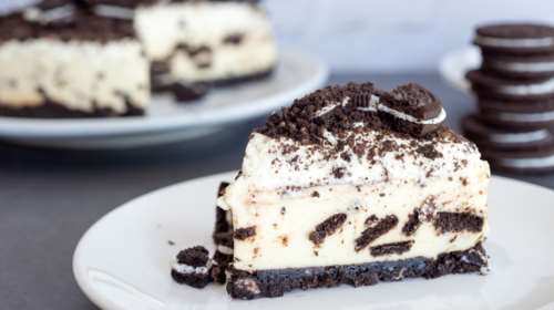 Συνταγή για λαχταριστό κέικ Oreo με 3 υλικά - Μπισκοτένιο και πανεύκολο