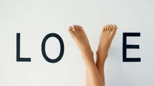 Γιατί πρήζονται τα πόδια μου; Τα πιο συνηθισμένα "λάθη" και πώς θα τα ανακουφίσουμε