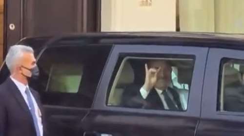 Πρόκληση Τσαβούσογλου: Κάνει το σήμα των Γκρίζων Λύκων σε Αρμένιους διαδηλωτές και χαμογελάει ειρωνικά [Βίντεο]