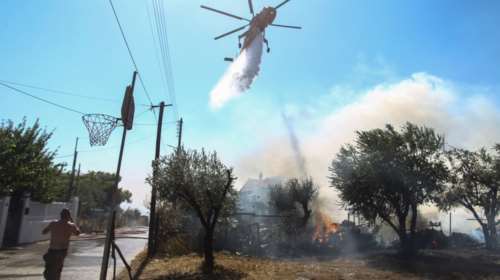 Φωτιά στην Αρτέμιδα: Πού έχει διακοπεί η κυκλοφορία