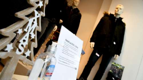 Δεν θα ψωνίσουν οι Ελληνες: Το 55% θα δαπανήσει κάτω από 100 ευρώ στις γιορτές