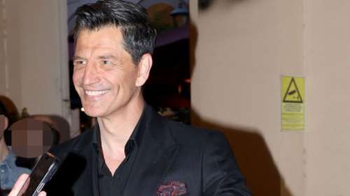 Σάκης Ρουβάς: Η εμφάνιση σε fashion εκδήλωση στη Στοά Σπυρομήλιου