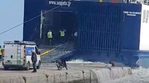 Ισχυροί άνεμοι στην Αλόννησο: Έσπασε ο κάβος πλοίου τη στιγμή που επιβιβάζονταν αυτοκίνητα [βίντεο]