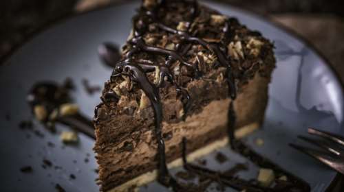 Πετρετζίκης: Συνταγή για θεϊκό κέικ τριπλής σοκολάτας - Ετοιμο σε 20 λεπτά