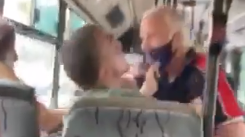 Απίστευτο: Άγριο ξύλο σε λεωφορείο στην Αθήνα για μη χρήση μάσκας [Βίντεο]