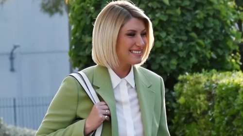 Η Σία Κοσιώνη με sneakers στο κεντρικό δελτίο ειδήσεων: &quot;Πονάνε τα παλικάρια;&quot;