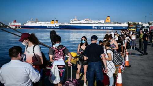 Μετακίνηση σε νησιά: Εξονυχιστικοί έλεγχοι στο λιμάνι του Πειραιά - Ουρές από επιβάτες με πιστοποιητικά στο χέρι [Εικόνες]