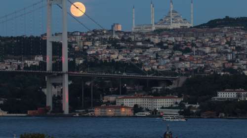 Τουρκία: Ουρές στις Τράπεζες, όλοι θέλουν να μειώσουν το πιστωτικό όριο των καρτών τους- Η εξήγηση