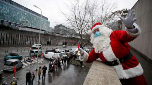 Στη σκιά της μετάλλαξης Όμικρον: Ο κόσμος ετοιμάζεται για δεύτερα Χριστούγεννα με περιορισμούς και νέα μέτρα