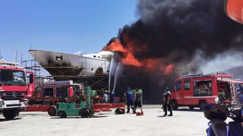 Σύρος: Φωτιά και έκρηξη σε ναυπηγείο - Θαλαμηγός έγινε &quot;στάχτη&quot; [Εικόνες-Βίντεο]