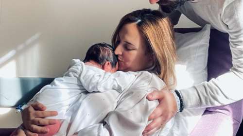 Κλέλια Πανταζή: Οι νέες φωτογραφίες από το μαιευτήριο - Τρισευτυχισμένη κρατάει στην αγκαλιά της τον δεύτερο γιο της