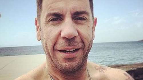 Το τόλμησε ο Γιώργος Μαζωνάκης: Αγνόησε τον καιρό φόρεσε μαγιό και πήγε στη θάλασσα