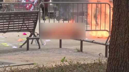 Σοκ στις ΗΠΑ: Αυτοπυρπολήθηκε άτομο έξω από το δικαστήριο την ώρα της δίκης του Ντόναλντ Τραμπ [σκληρές εικόνες]